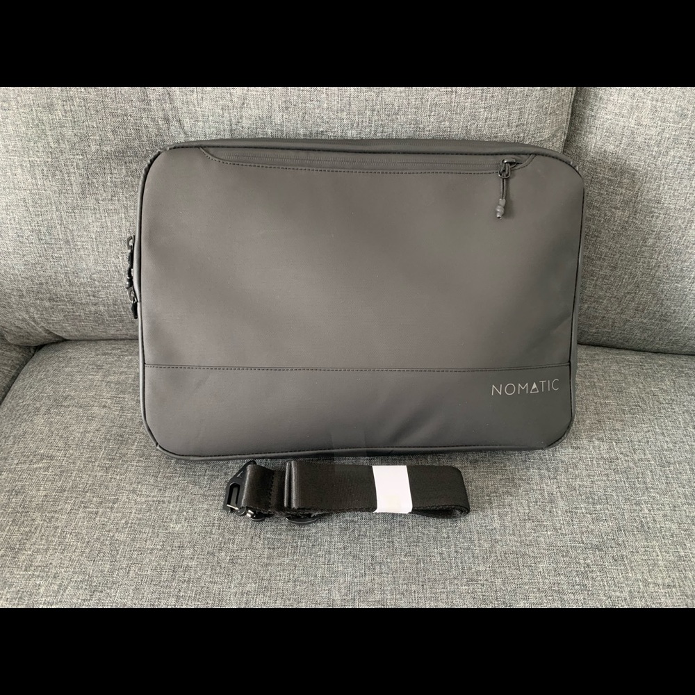 Nomatic 15.5” laptop tech case